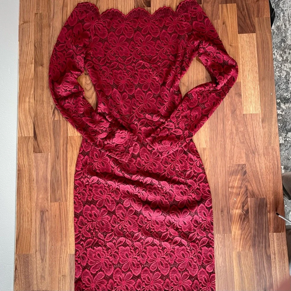 ๐๐ป Off-Shoulder Lace Dress - Small - Picture 4 of 7
